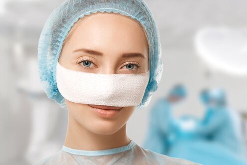Rinoplasti sonrası rehabilitasyon sırasında burun üzerine sabitlenen bandaj